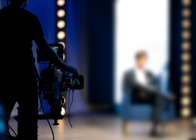 مشاجرات ولغة سوقية.. لماذا انحدرت بعض البرامج الحوارية العربية إلى هذا المستوى؟