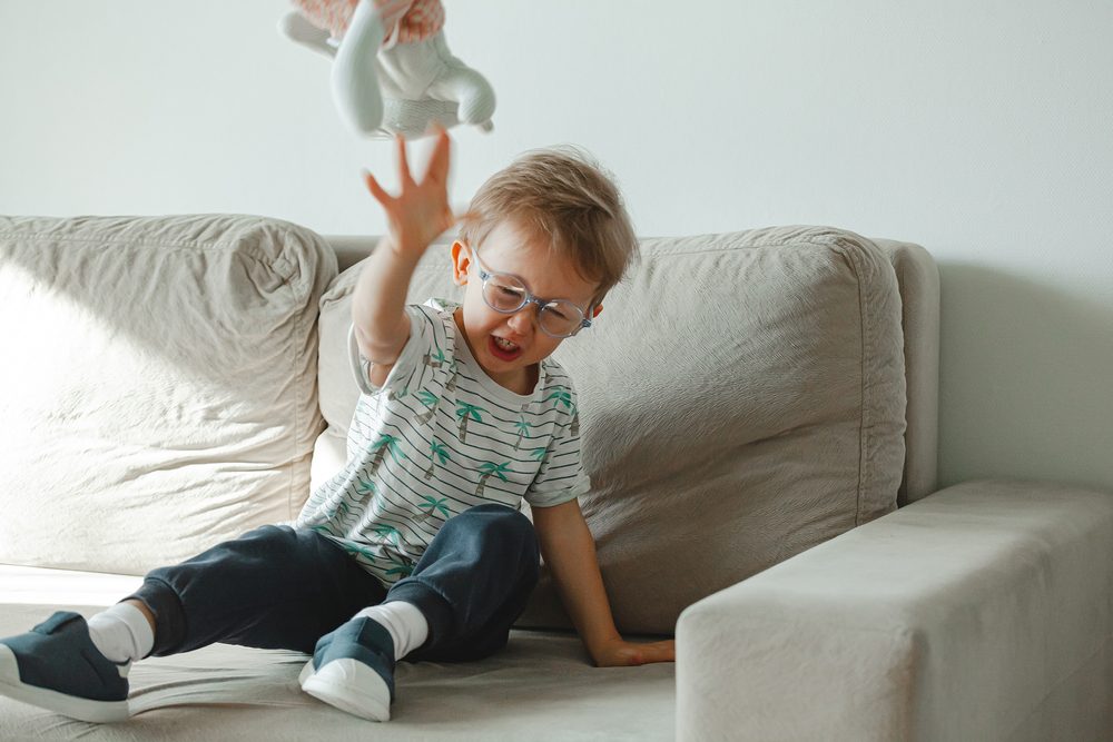قيام الطفل بضرب والديه أمر شائع للغاية بالرغم من غرابته - ShutterStock