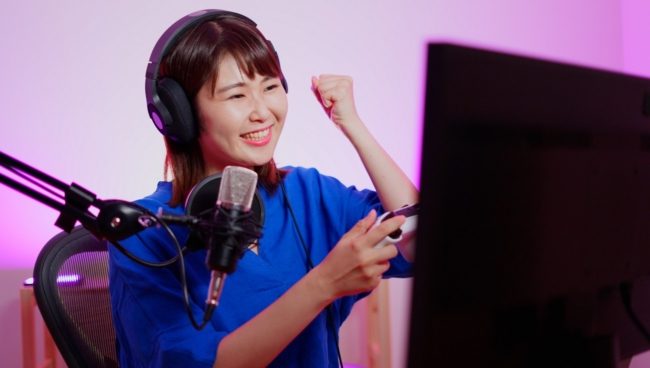 “يوتيوبرز” افتراضيون يحققون مكاسب خيالية! البعض يدفع مئات الدولارات لقراءة تعليقاته (فيديو)