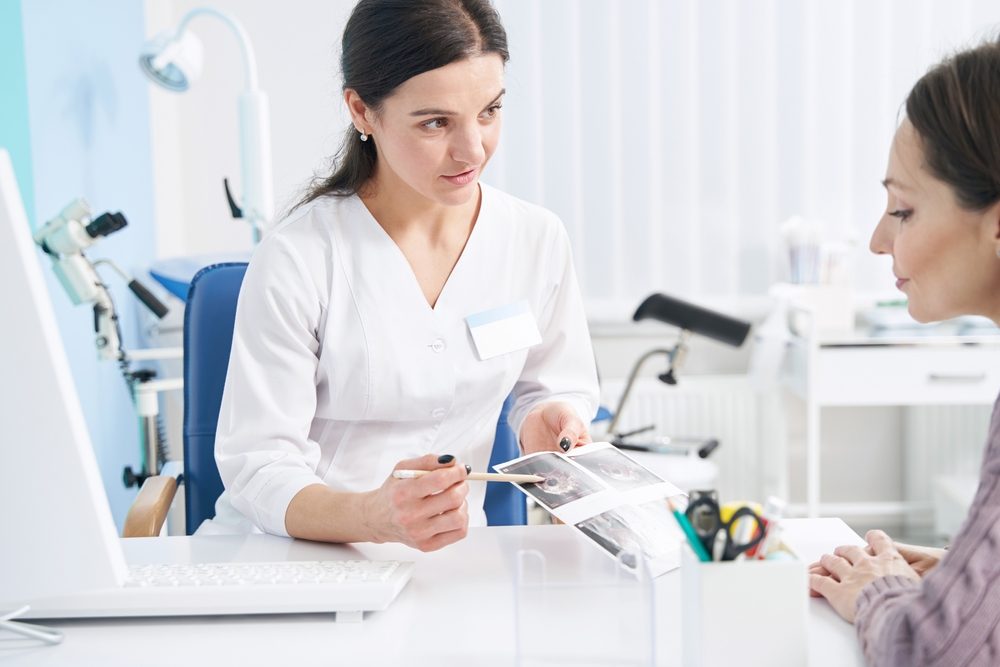 يجب مراجعة الطبيب المتابع قبل اتخاذ قرار ممارسة الرياضة أثناء الحمل - ShutterStock