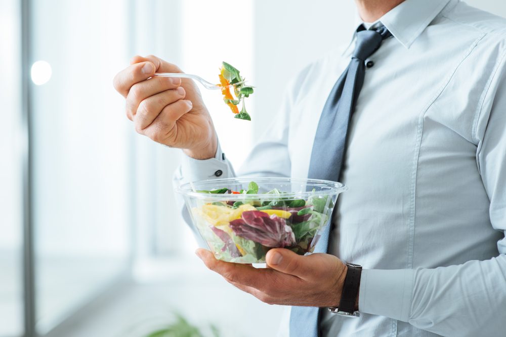 الطعام الدهني يهددك باضطرابات الهرمونات، بينما الصحي يساعد في توازن الجسم - ShutterStock