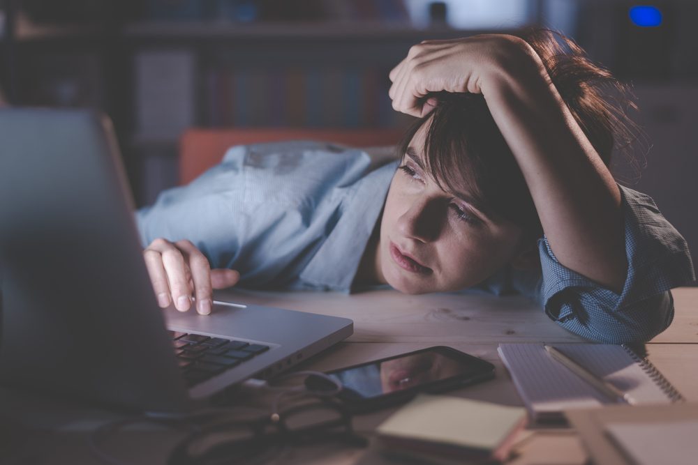 الإجهاد والنوم القليل سيجعلك تفتقر للتركيز والتفكير بكفاءة - ShutterStock
