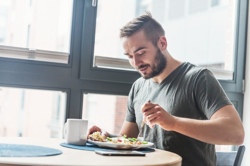 من الضروري الحفاظ على نظام غذائي متوازن وممارسة الرياضة بانتظام - ShutterStock