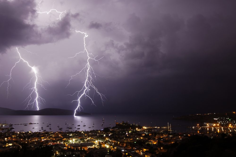 Shutter Stock/ البرق