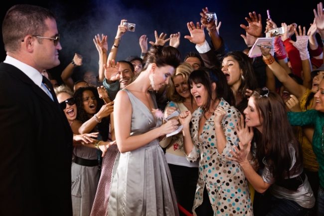 فيرساتشي قُتل على يد أحدهم.. ماذا تعرف عن المصابين بـ”متلازمة عبادة المشاهير”