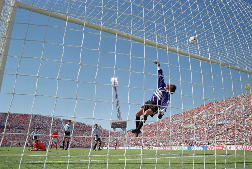 كارلوس روا ينقذ شباك الأرجنتين من هدف محقق في مباراة فريقه ضد هولندا بكأس العالم 1998/ رويترز