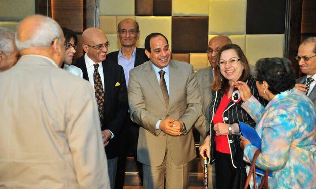 الرئيس المصري عبدالفتاح السيسي مع مجموعة من المثقفين المصريين