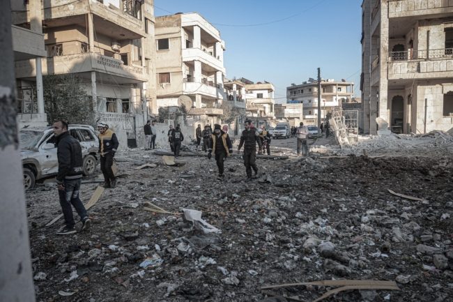 قصفوا سوقاً شعبياً مليئاً بالمدنيين.. عشرات القتلى والجرحى في غارات روسية على إدلب شمال سوريا