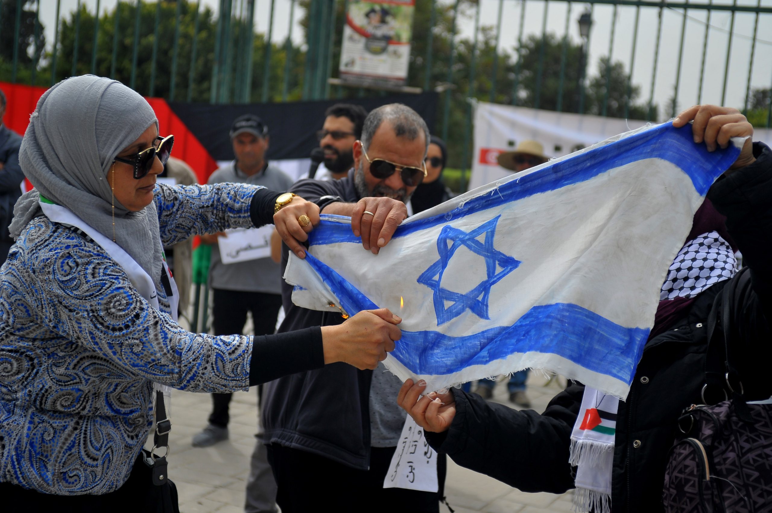 من “التطبيع خيانة عظمى” إلى مستوطنين في مطار قرطاج.. التطبيع في تونس بعد انقلاب سعيد!