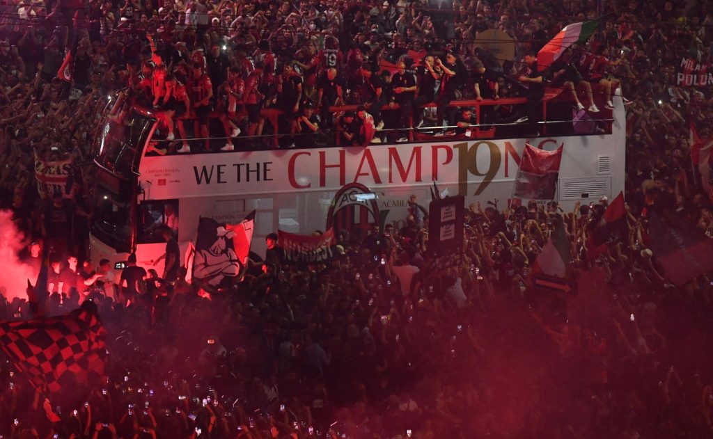 ميلان فاز بالدوري الإيطالي بعد غياب 11 عاماً (رويترز)