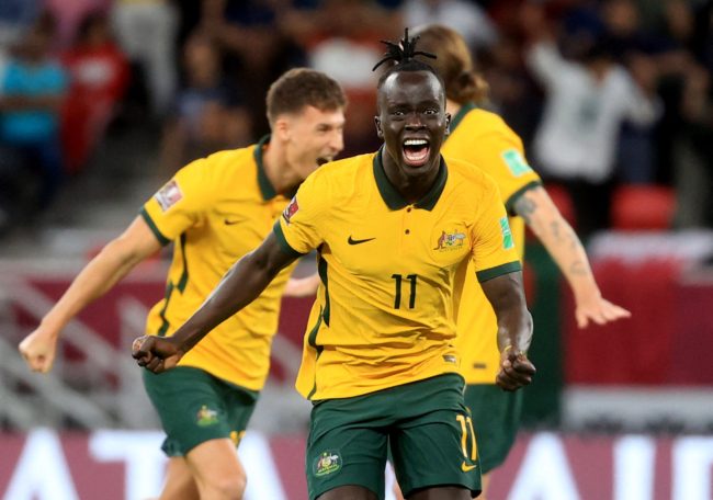 عاش في مخيم لا يجد فيه قوت يومه .. مَن السوداني صاحب ركلة الجزاء التي أهلت أستراليا للمونديال؟