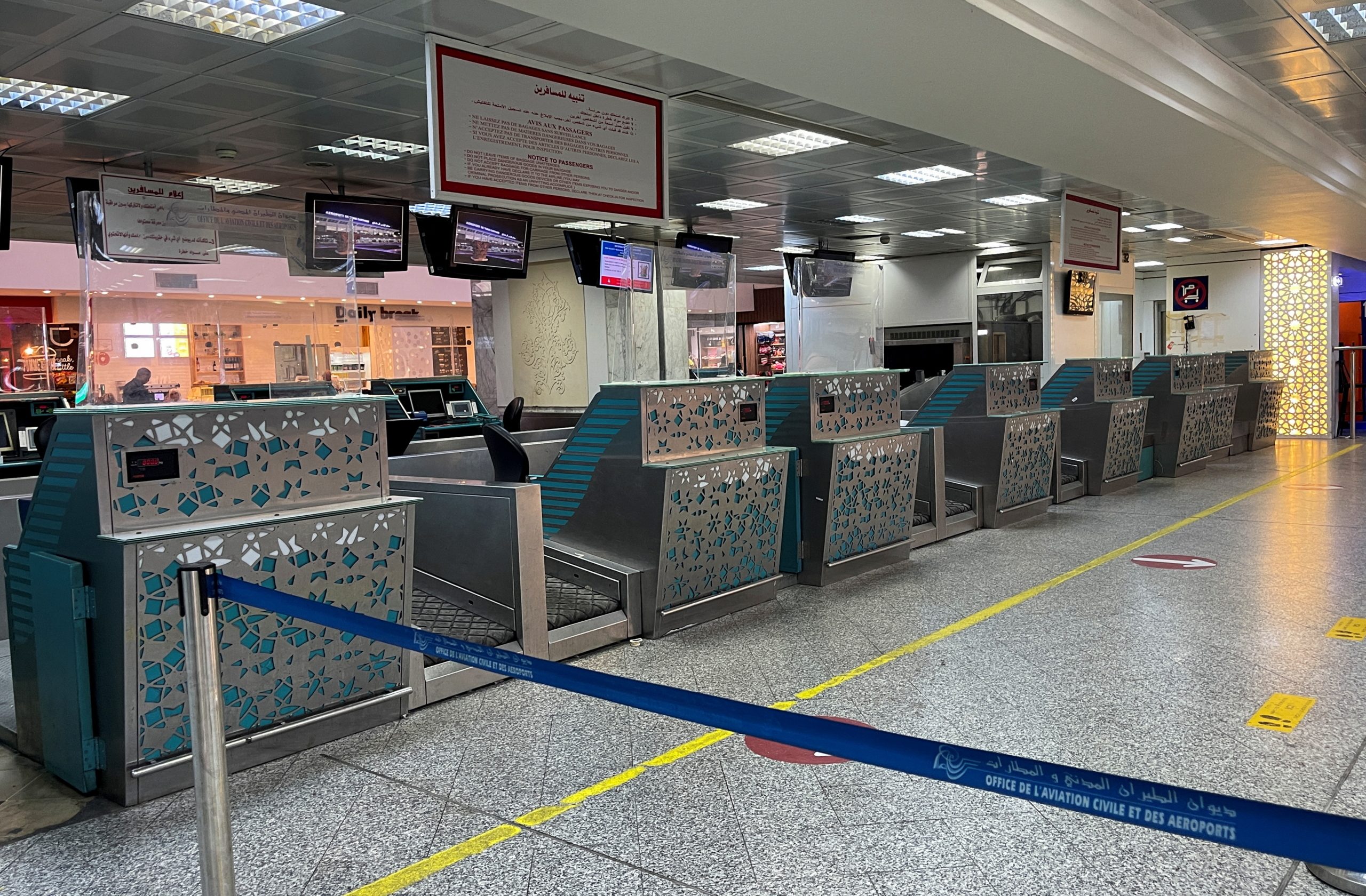 إضراب شامل في تونس.. عشرات المؤسسات العمومية وقطاع الطيران والنقل والموانئ تستجيب لدعوات اتحاد الشغل