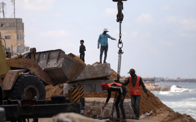 مقابر تاريخية تحت أرض غزة! عمال كانوا يحفرون عثروا على إحداها وظنوها بالبداية نفقاً لـ”حماس”