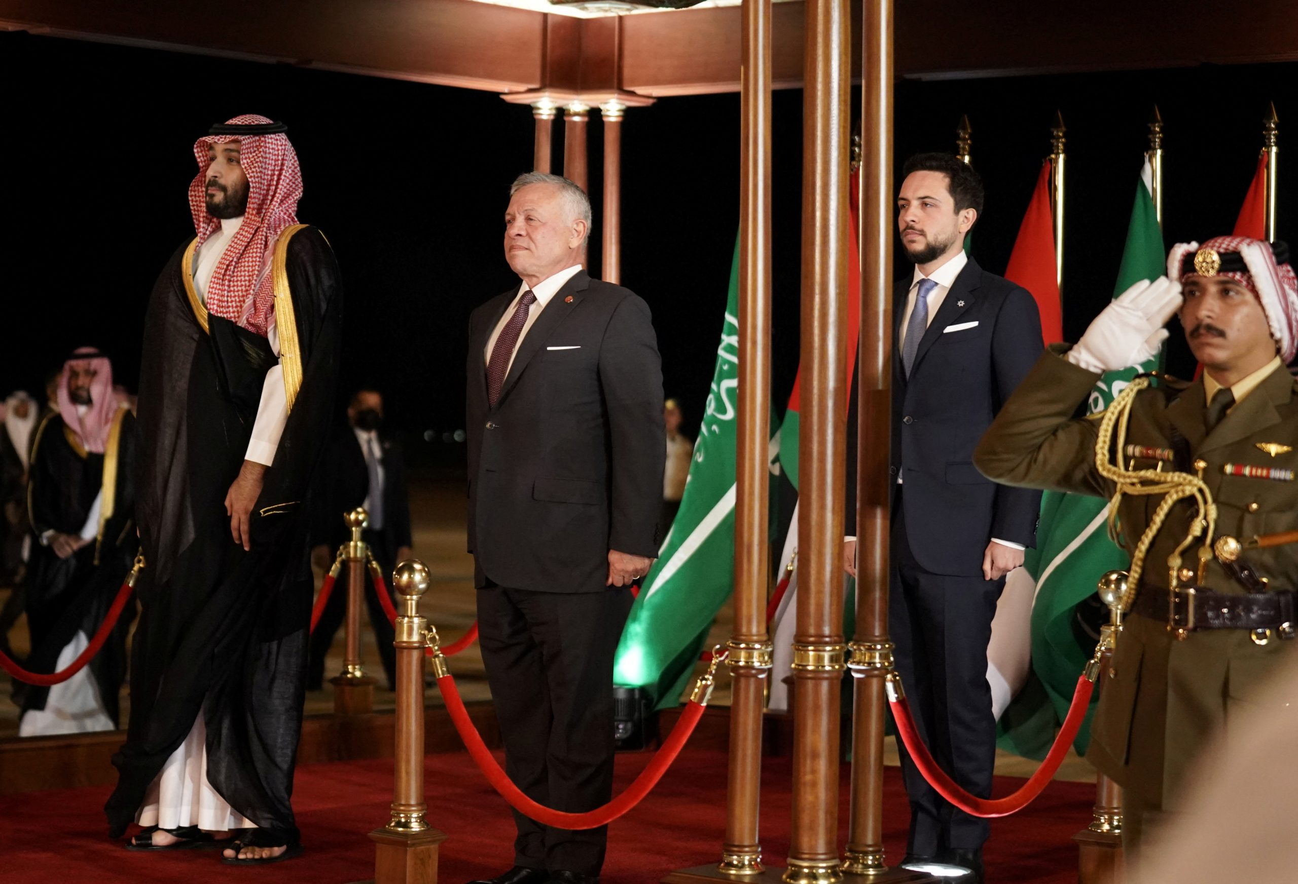 ولي العهد السعودي يصل الأردن في أول زيارة للمملكة منذ توليه منصبه.. الملك عبد الله استقبله وقلده وساماً رفيعاً