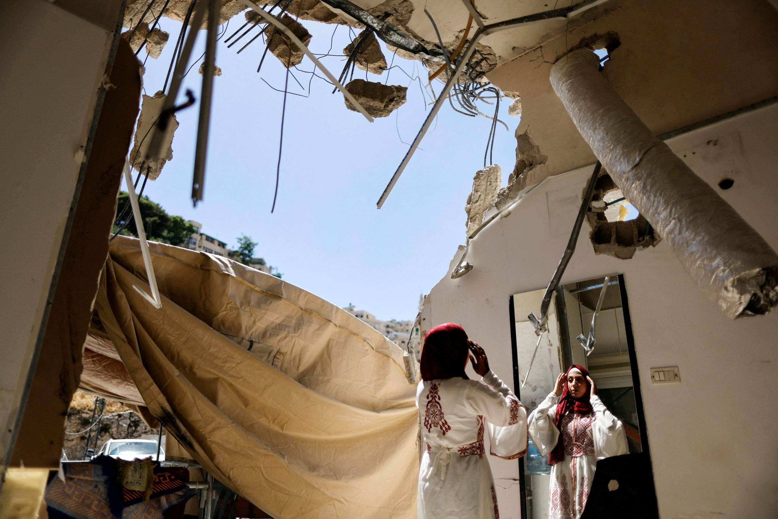الفلسطينية ربيحة رجبي تقيم حفل زفافها على أنقاض منزلها بالقدس / رويترز