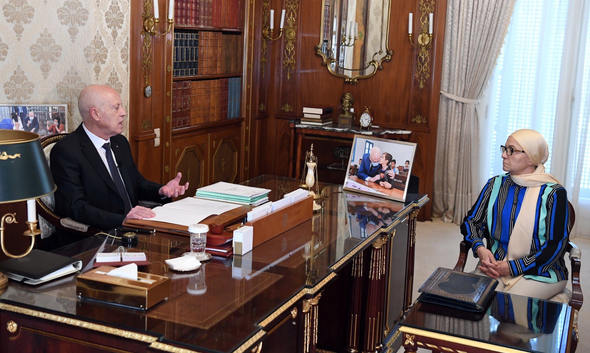 الرئيس التونسي قيس سعيّد أعطى أوامره لوزيرة العدل ليلى الجفال لاقتطاع أجور القضاء المضربين عن العمل / الرئاسة التونسية على فيسبوك