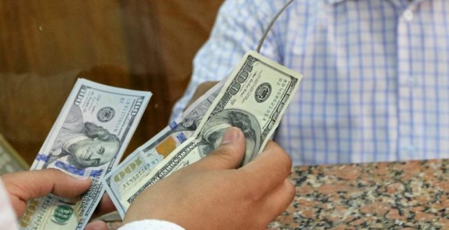 وكيل “الشيوخ المصري” يطالب باقتطاع جزء من راتب العاملين بالخارج وضمه للموازنة.. نشطاء هاجموه ووصفوا مطلبه بغير القانوني