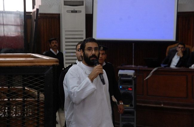 مصر ترد لأول مرة على عائلة علاء عبد الفتاح بشأن سلامته.. تصريحات شقيقته دفعت مسؤولاً لزيارته