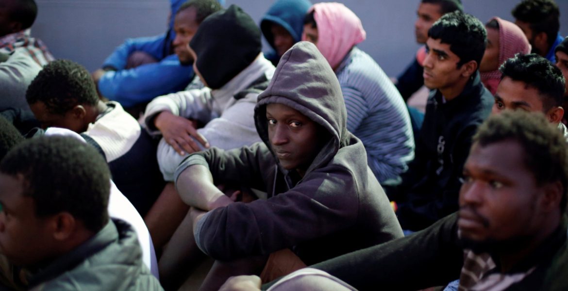 بريطانيا تبتز طالبي اللجوء.. خيّرتهم بين نقلهم إلى رواندا أو العودة لمناطق الحرب التي فروا منها