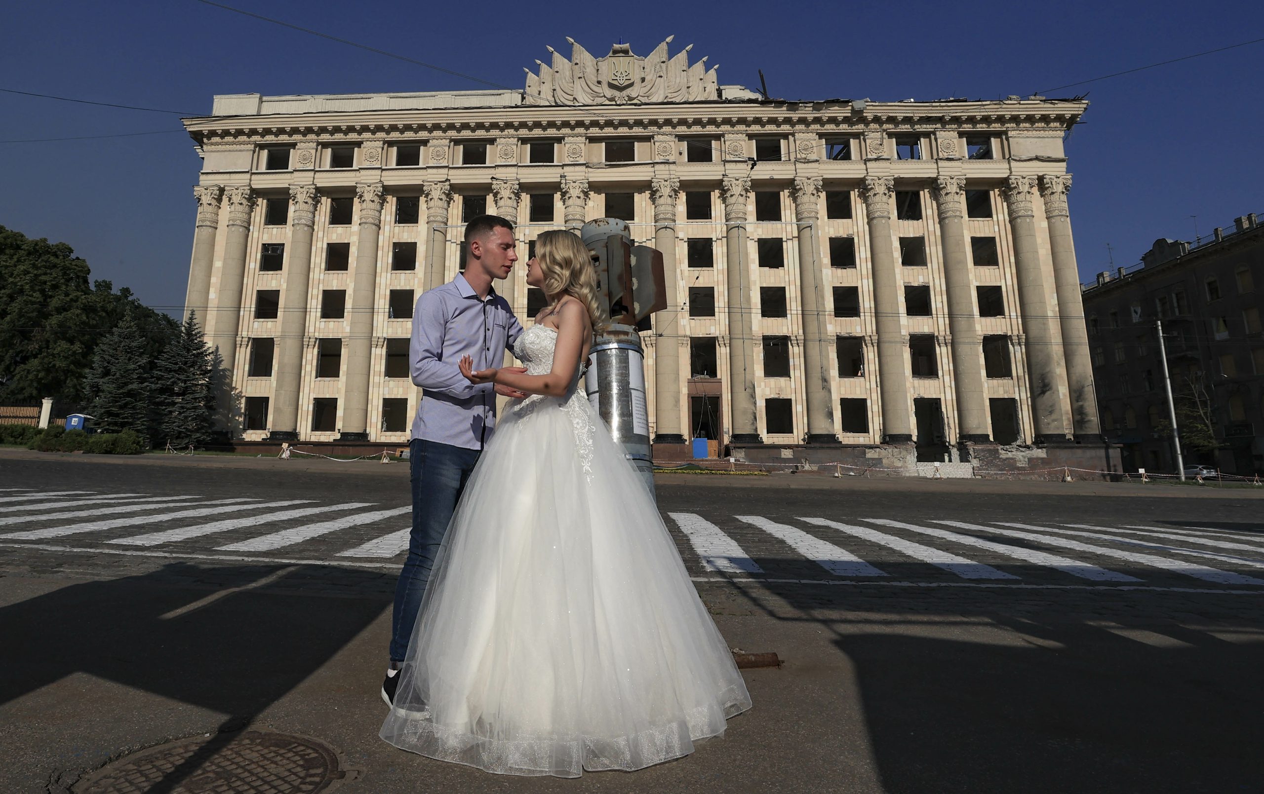 “إذن خاص” لعسكري أوكراني للزواج من حبيبته! تحدى ظروف الحرب وأقام حفل زفاف في خاركيف