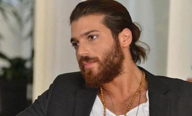 صحفيون أتراك يحرجون الممثل جان يامان ويسخرون منه لهذا السبب