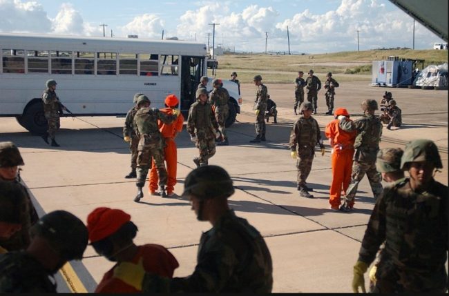 بايدن يبدأ خطوات “جادة” لإغلاق غوانتانامو.. عيَّن دبلوماسية بارزة للإشراف على عمليات نقل المعتقلين