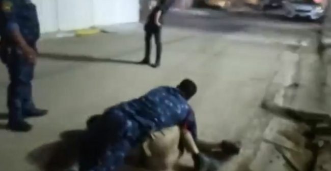 فيديو يحبس الأنفاس لشرطي عراقي ينقض على شخص لمنعه من تفجير عائلته.. كان يحمل قنبلة يدوية