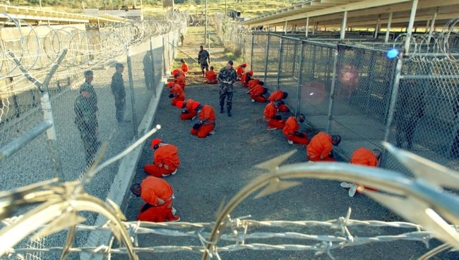 “احتُجزا لمدة عشرين عاماً”.. السلطات الأمريكية تفرج عن أخوين باكستانيين معتقلين في غوانتانامو