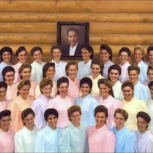 وارين جيفز.. زعيم طائفة مسيحية ادَّعى “النبوة” وجمع بين عشرات الزوجات القاصرات بدعوى رسالته الدينية