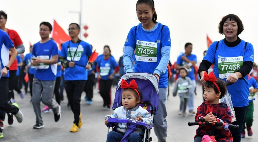 طفل في الثانية من عمره يفوز بماراثون ركض وهو نائم! والده جرى به المسافة وهو بالعربة