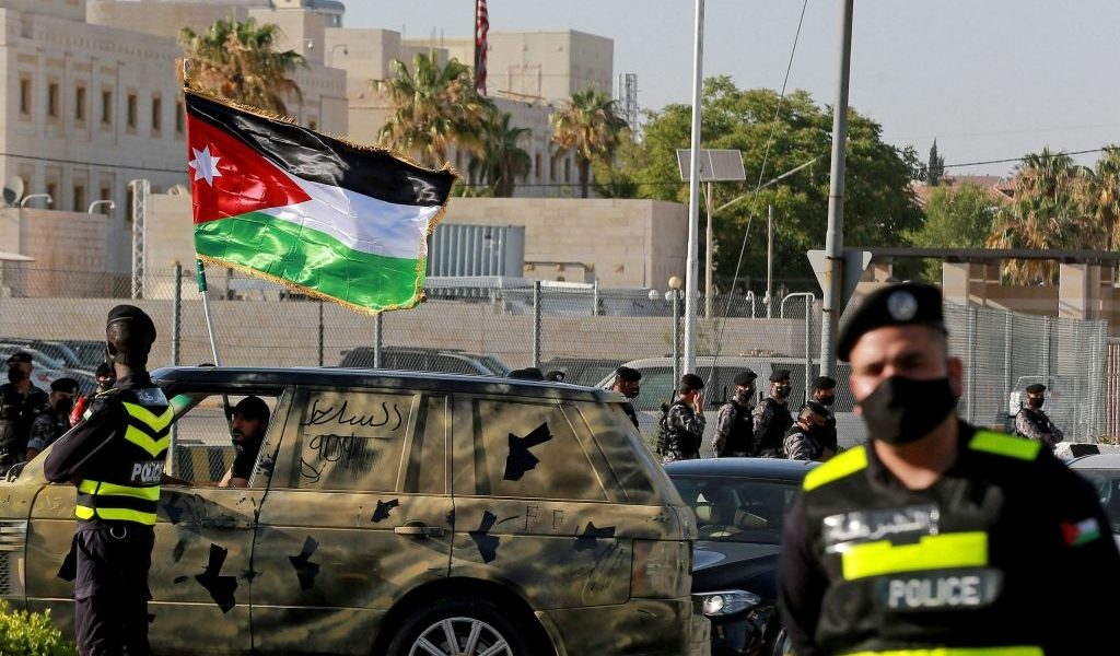 فيديوهات وصور جديدة لقاتل الطالبة إيمان.. من لحظة هروبه من الجامعة إلى إطلاق النار على رأسه