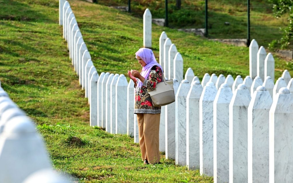 مجزرة سربرنيتسا البوسنة هولندا