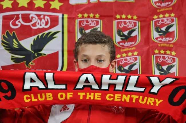 فيديو إجبار طفل على خلع قميص الأهلي يثير جدلاً في مصر.. والده روى تفاصيل ما حدث في مقر الإسماعيلي