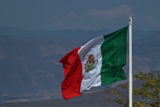 فرحة لم تكتمل! عمدة مدينة بالمكسيك ينهار به جسر أثناء افتتاحه ويسقط مع آخرين على الصخور (فيديو)