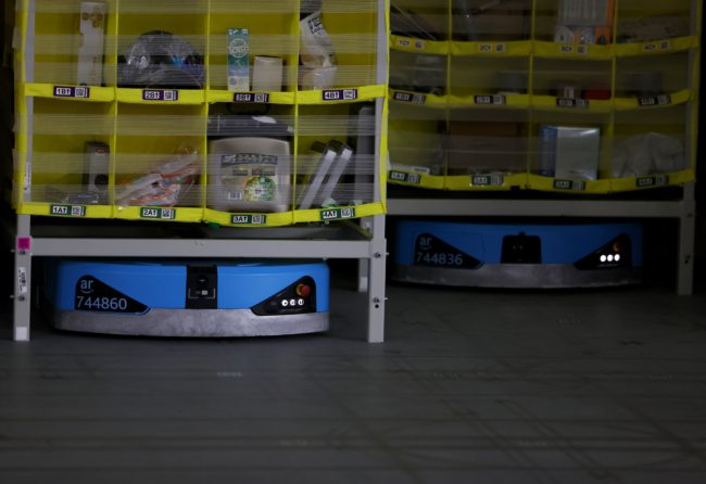 “يمكن أن يعمل بين البشر بحرية”! أمازون تطلق أول روبوت مستودعات “مستقل بالكامل” (فيديو)