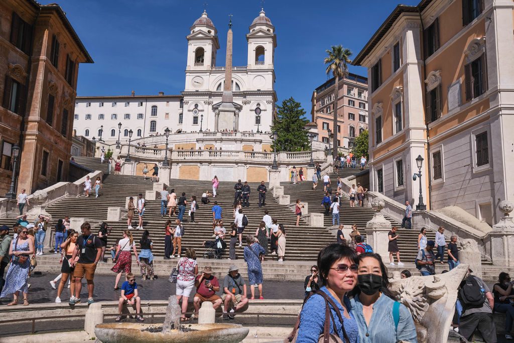 الشرطة الإيطالية تعتقل سائحة أمريكية خرّبت سلماً تاريخياً بروما.. فيديو لأحد المارة فضحها، وهذه عقوبتها