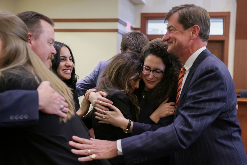 Getty Images/ احتفال فريق الدفاع عن جوني ديب بعد إعلان النتيجة