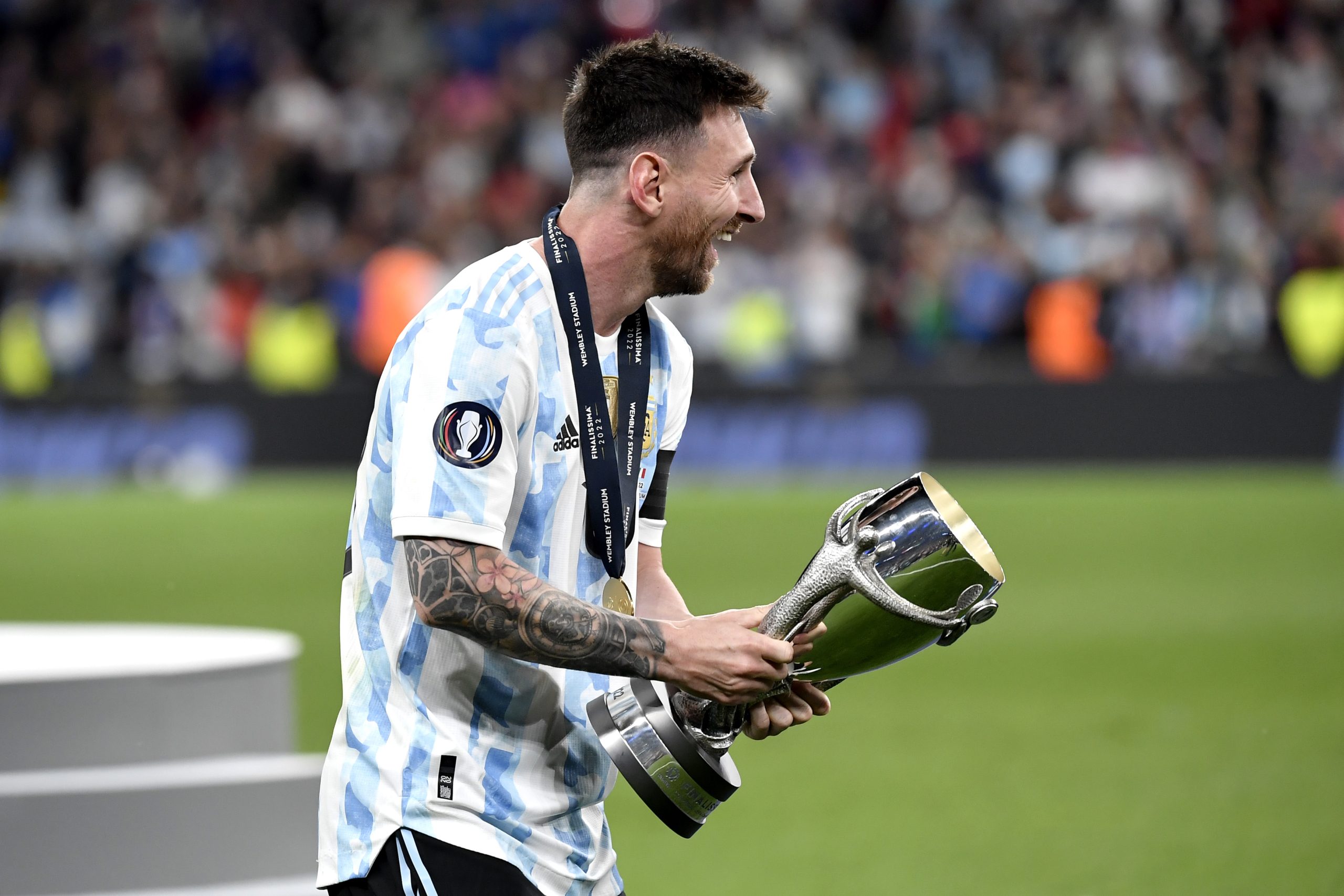 ميسي يحمل كأس بطولة فيناليسيما / gettyimages