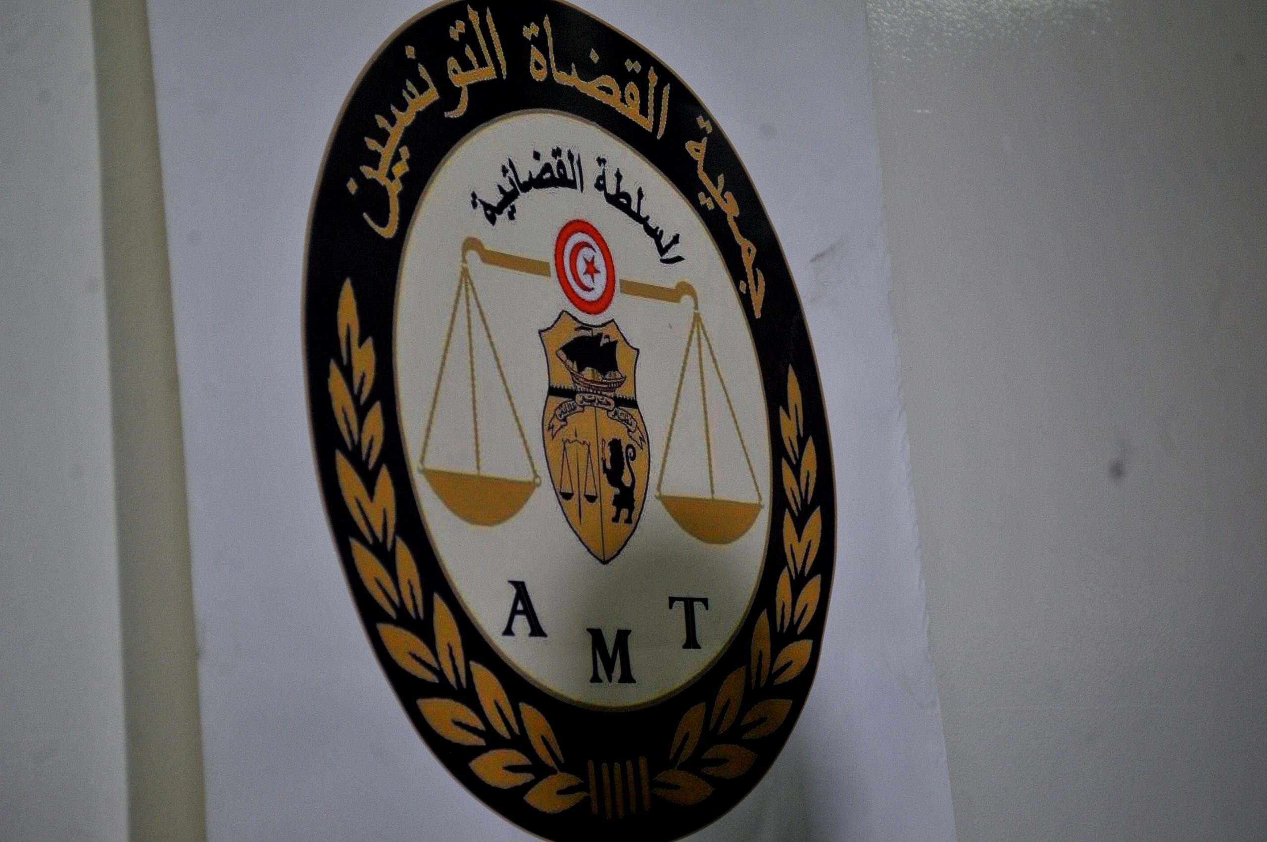 القضاة في تونس يرفضون الإذعان للرئيس.. أعلنوا تمديد إضرابهم أسبوعاً ثانياً انتصاراً لزملائهم المُقَالين