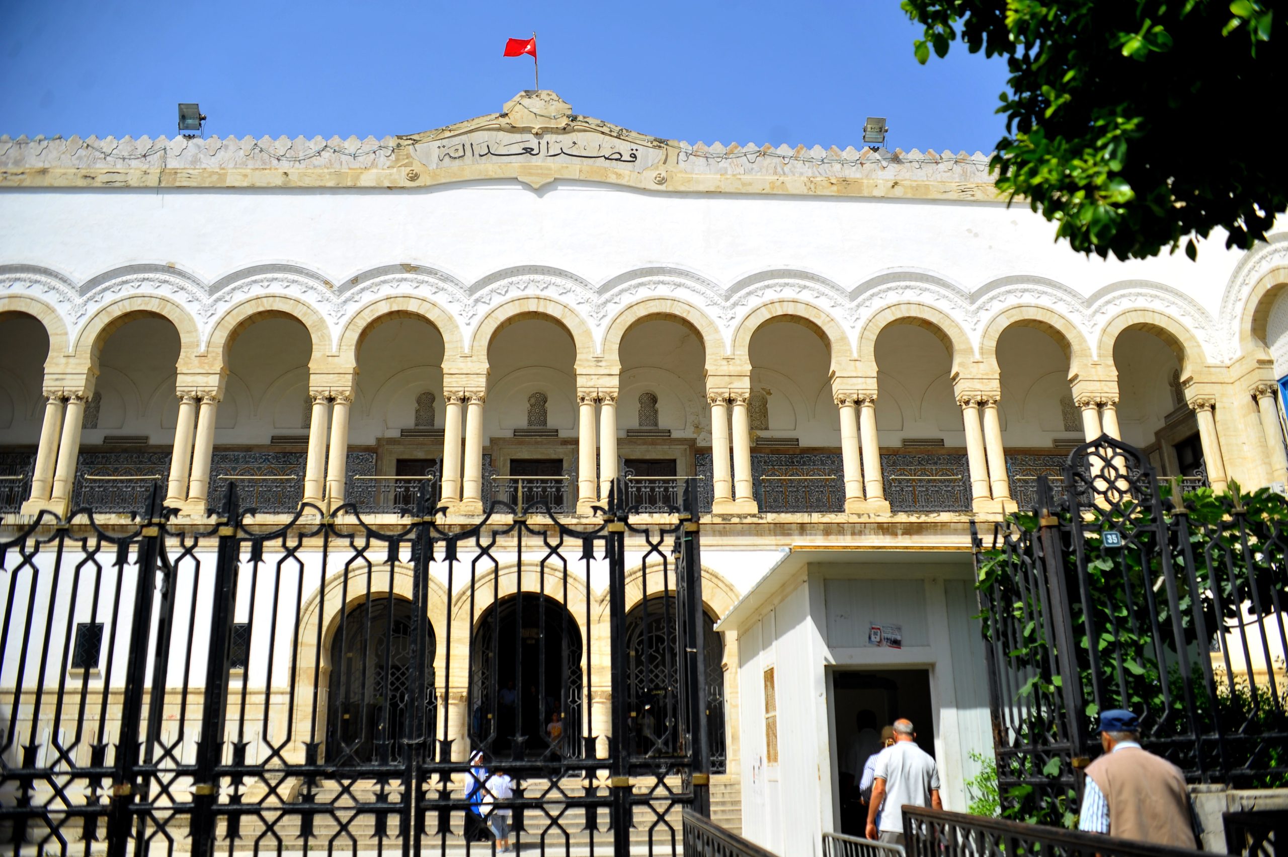 “نريد العودة إلى عملنا”.. القضاة المعزولون في تونس يرفضون استعداد وزارة العدل لتعويضهم مالياً