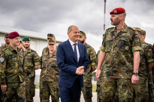 ألمانيا تسعى لامتلاك “أكبر جيش تقليدي” بأوروبا.. شولتس: سننفق 80 مليار يورو سنوياً على الدفاع