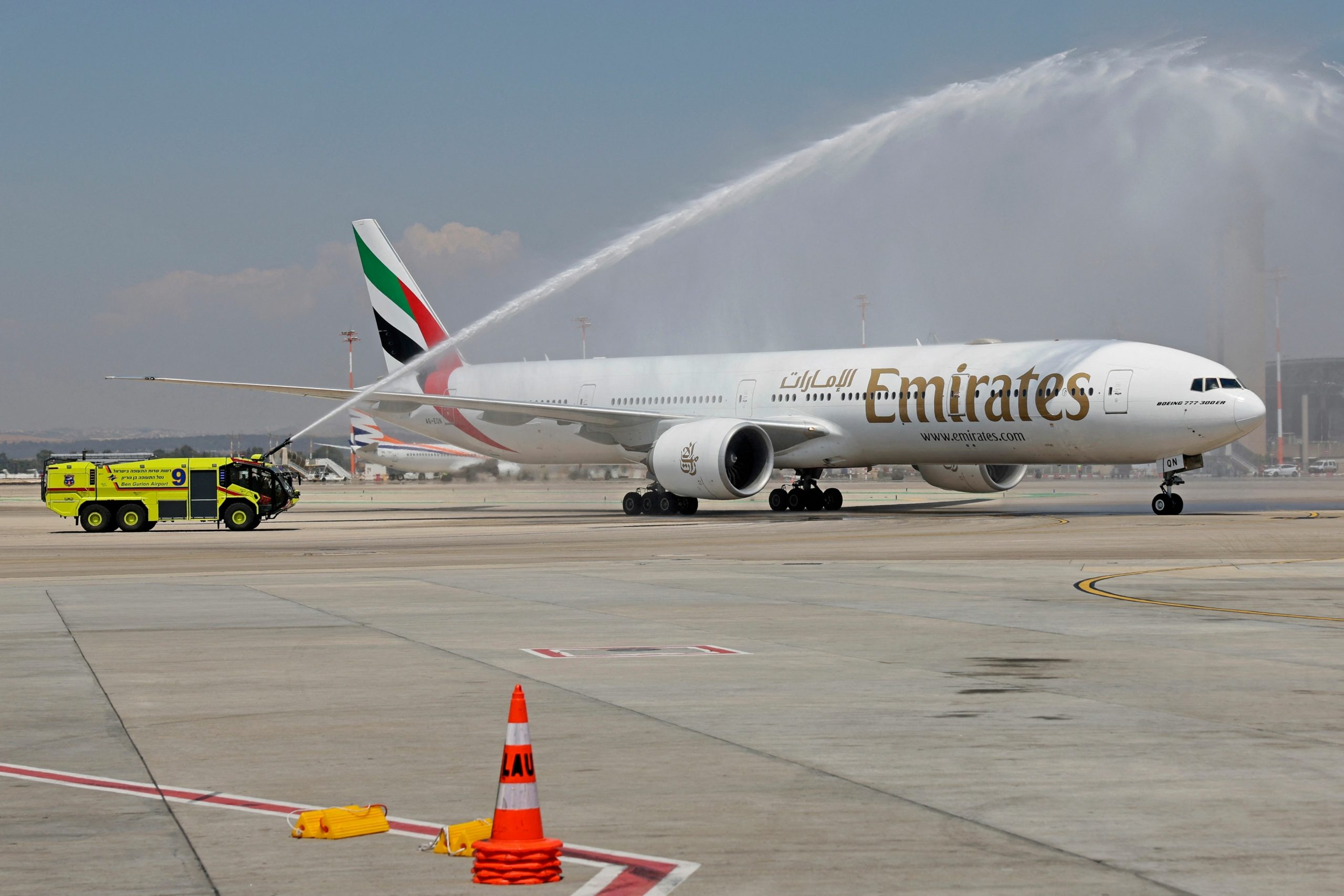 استقبلتها إسرائيل بتحية “مائية”! أول رحلة لـ”طيران الإمارات” تهبط في تل أبيب، وسفير أبوظبي يعلّق