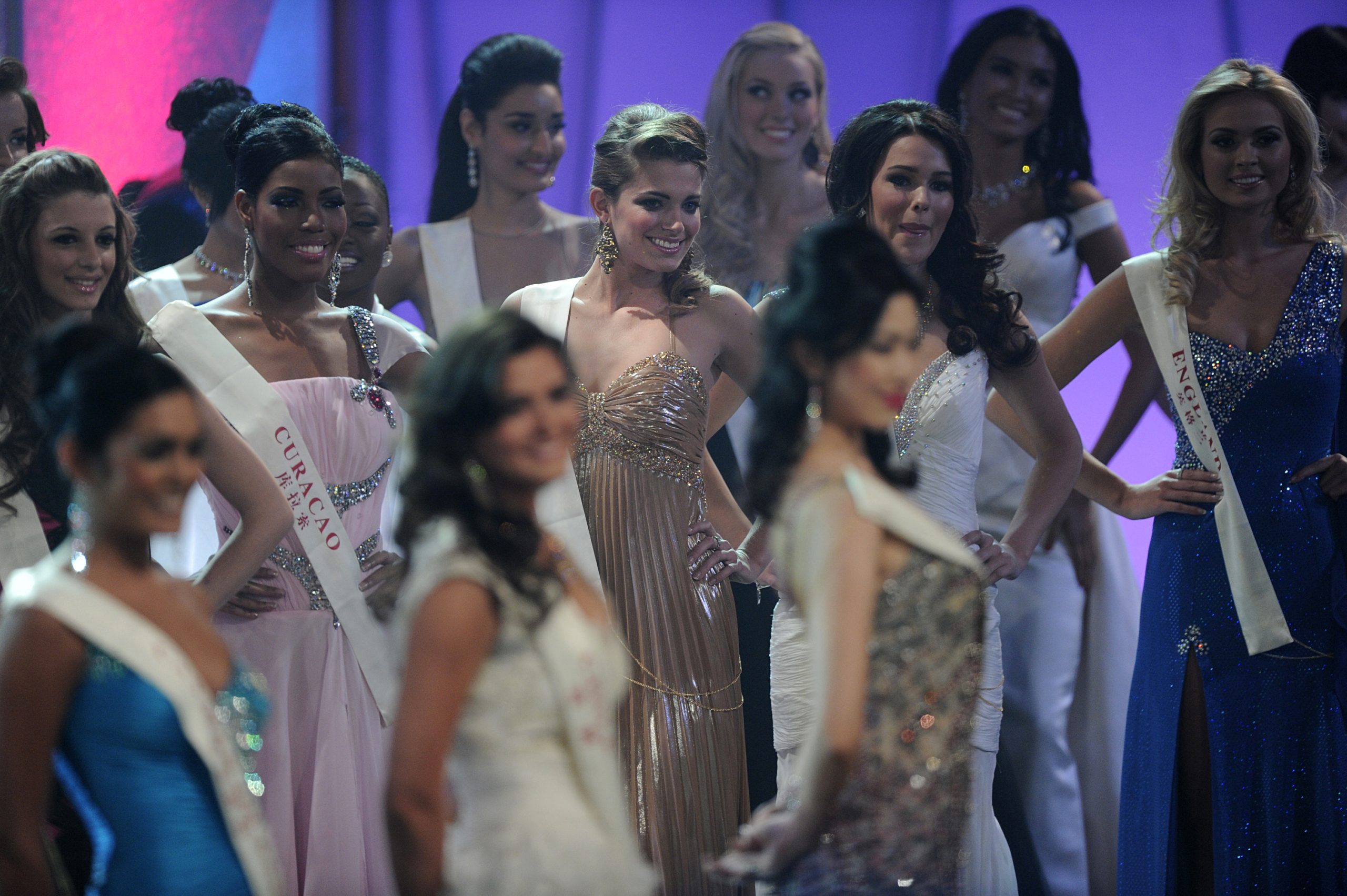 “لا نستطيع التنفس منذ 1948”! ملكة جمال فلسطين تخطف الأنظار في مسابقة عالمية بزي الأسرى (صور)