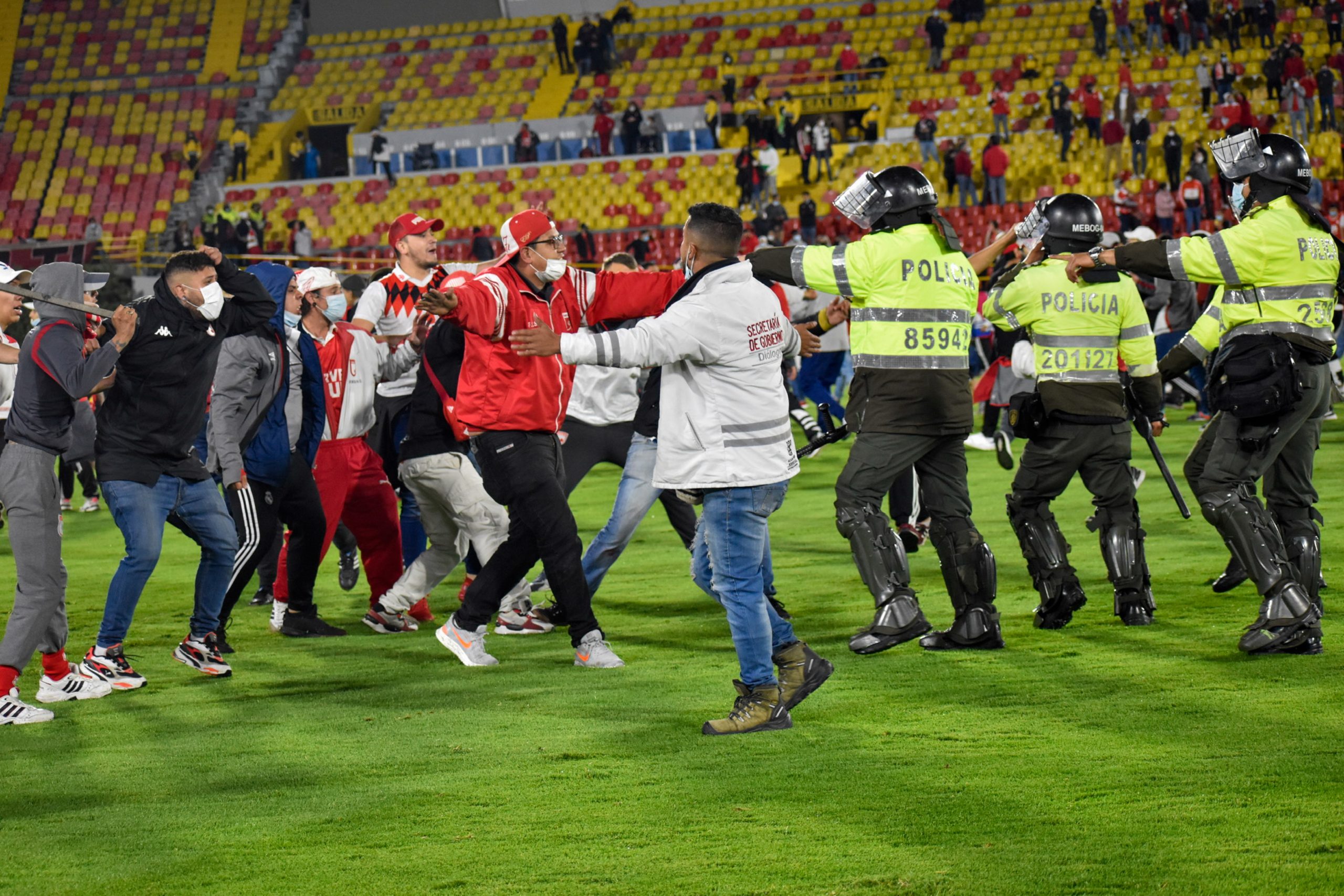 مقتل حَكَم كرة قدم على يد لاعبين ومشجعين! فيديو يوثق لحظة تعرُّضه للضرب في مباراة كان يديرها