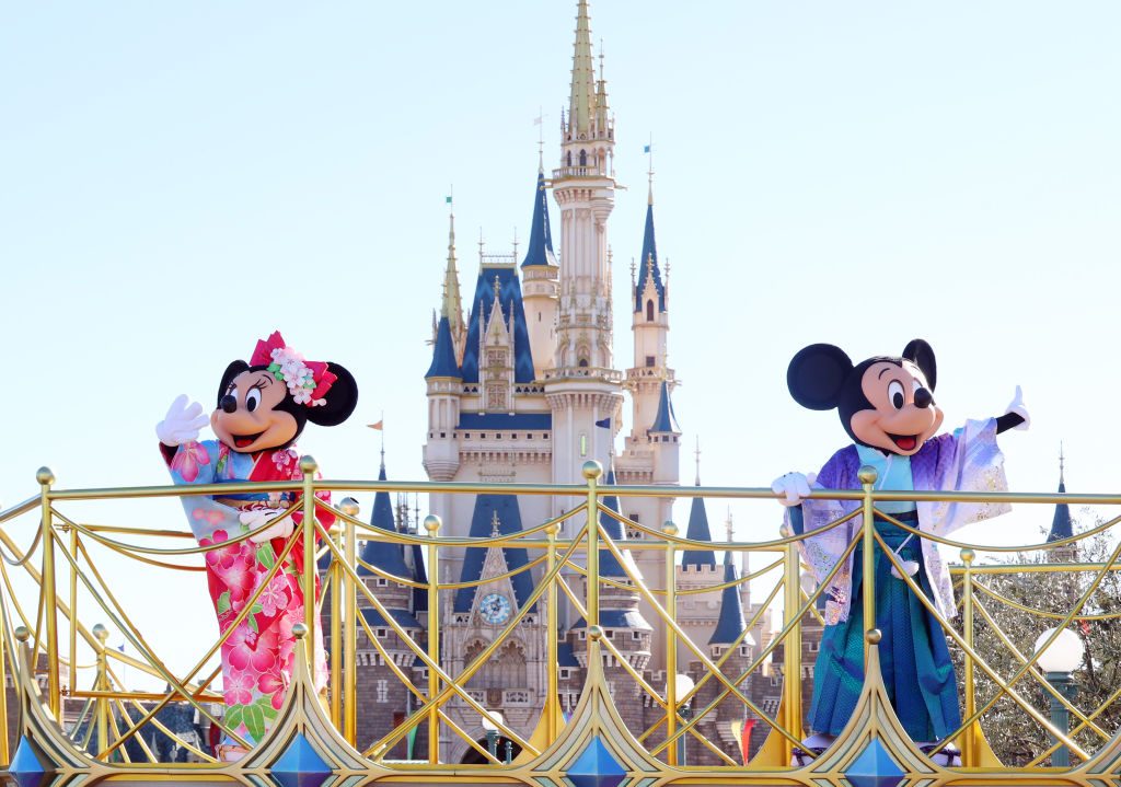 ديزني تعلن عن جولة حول العالم لزيارة متنزهاتها الـ12.. طائرة فخمة ستقل الركاب، وهذه تكلفة الرحلة