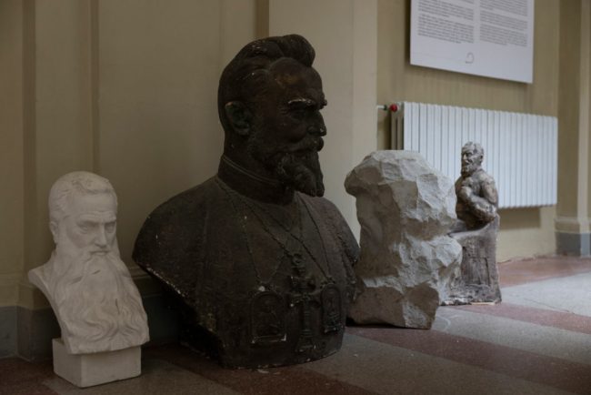 عصابة “تنهب” كنوزاً أوكرانية.. الغارديان: نقلت الذهب وقطعاً أثرية إلى روسيا، واليونيسكو تحذّر