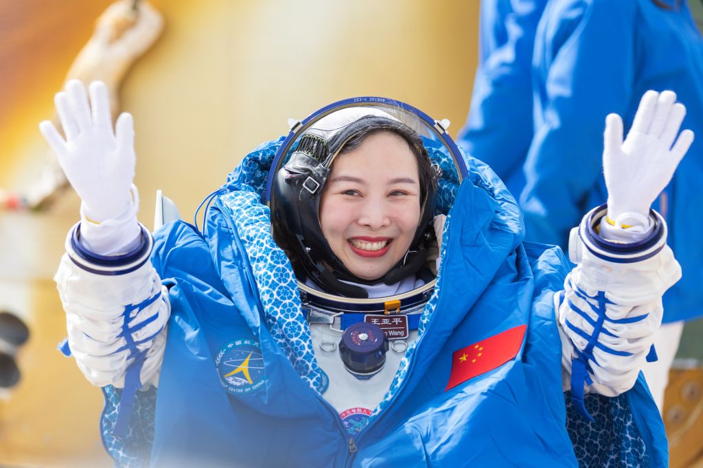 طاقم بعثة شنتشو