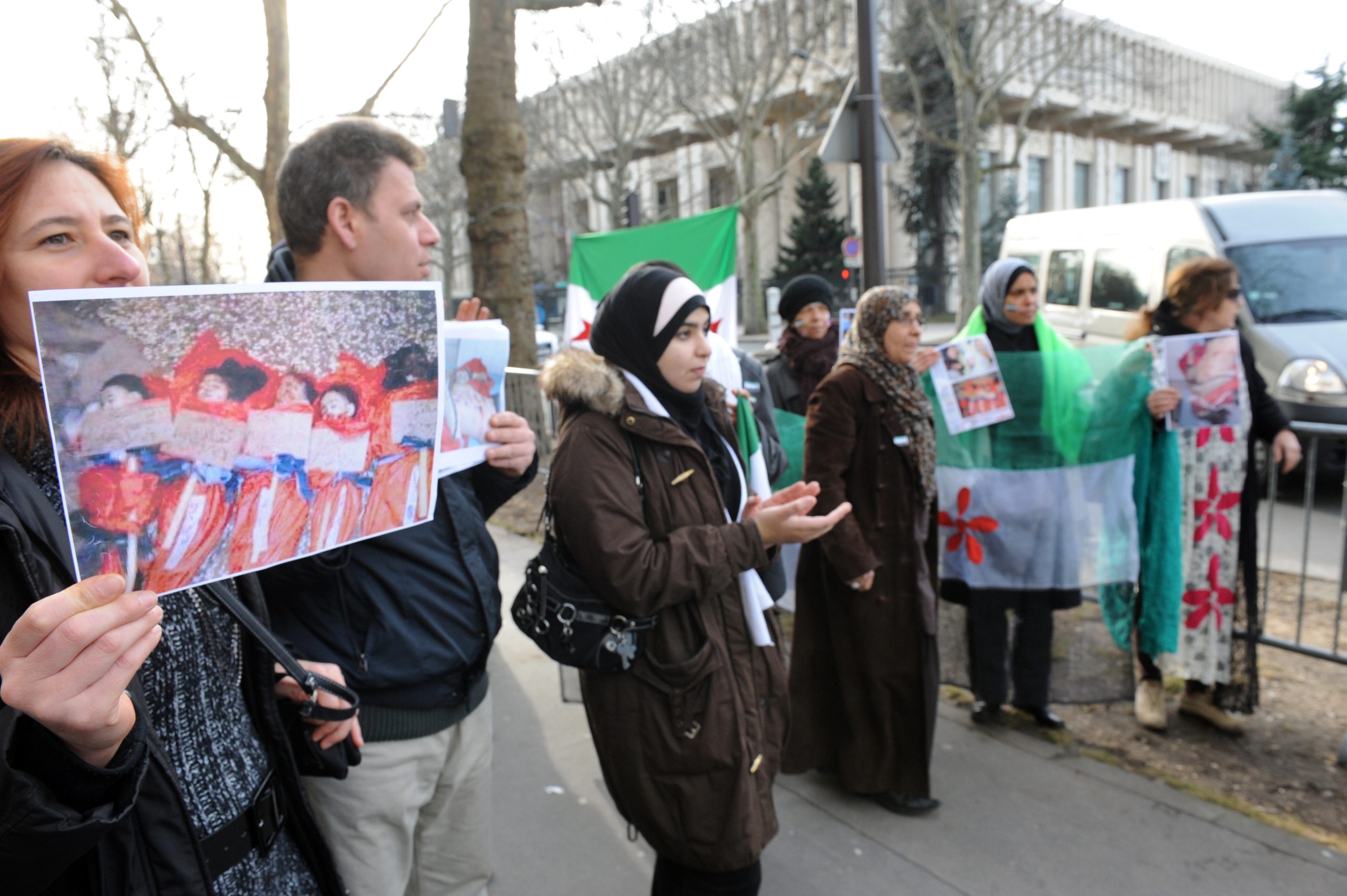 موقع استخباري: نظام الأسد يلاحق السوريين في الخارج عبر السفارات.. يطالبهم بمبالغ طائلة لإنعاش خزائنه