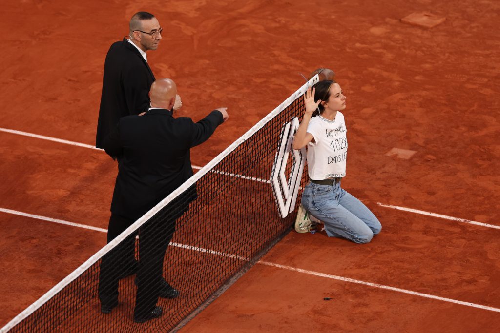 فتاة تربط نفسها بالشبكة خلال مباراة تنس في فرنسا - gettyimages