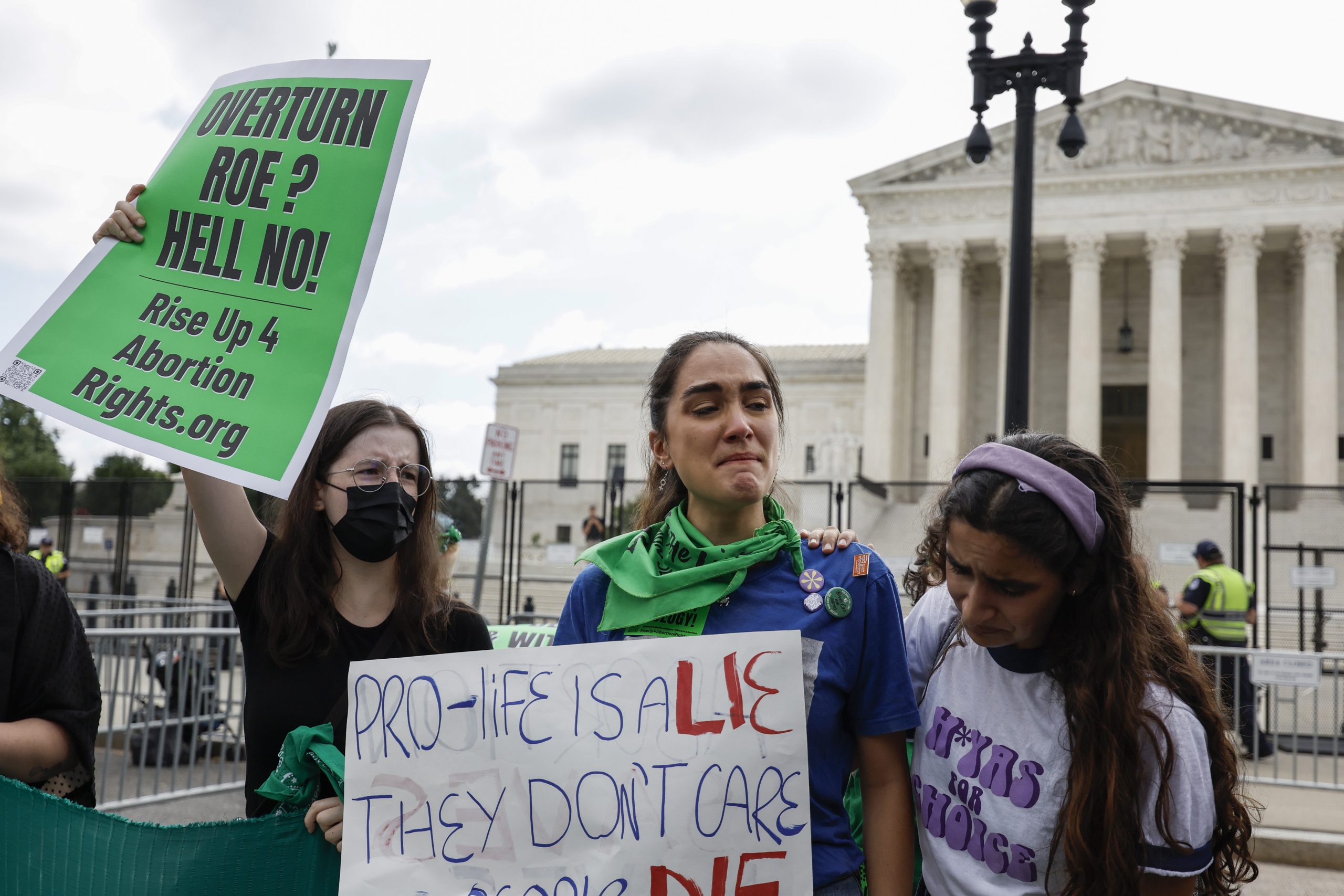 أشادت به الفاتيكان وانتقدته جهات دولية.. تعرف على أبرز ردود الفعل على قرار إلغاء حق الإجهاض في أمريكا